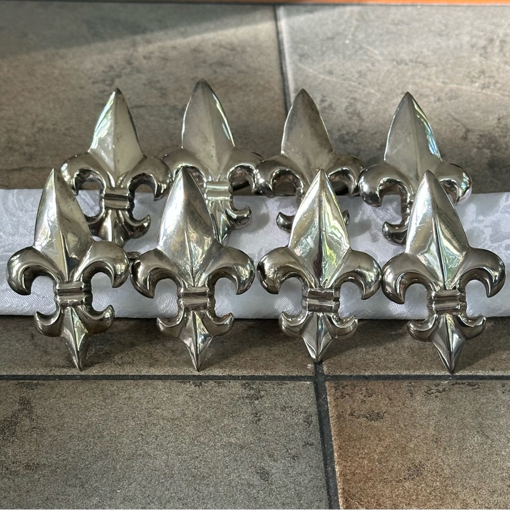 Vintage Set of 8 Trefoil Fleur-de-Lis Napkin Rings